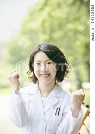 応援する白衣の女性 14518162