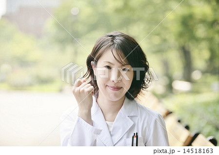 応援する白衣の女性 14518163