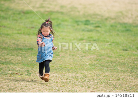 芝生を走る少女 14518811
