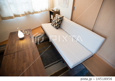 ソファとローテーブルのあるリビング 14518956