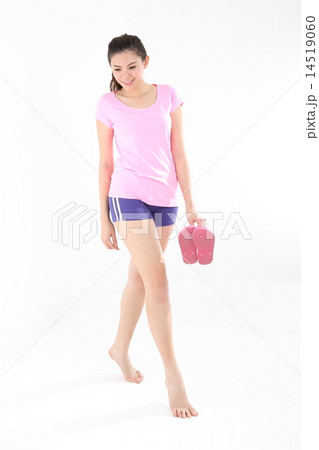 Woman walk tip toe Woman walk tip toe 14519060