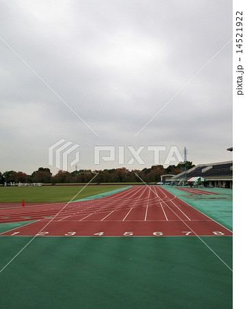暗雲立ちこめる陸上競技場 14521922