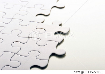 真っ白なジグソーパズルの写真素材