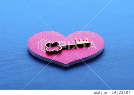 ピンクのハートと小さい鍵 14522107