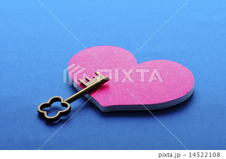 ピンクのハートと小さい鍵 14522108