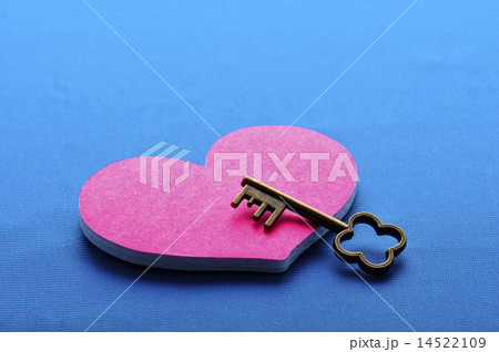 ピンクのハートと小さい鍵 14522109