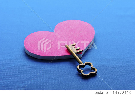 ピンクのハートと小さい鍵 14522110