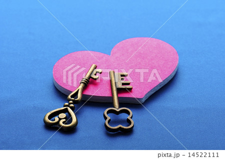ピンクのハートと小さい鍵 14522111