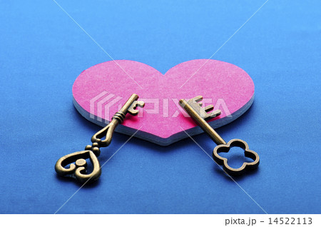 ピンクのハートと小さい鍵 14522113