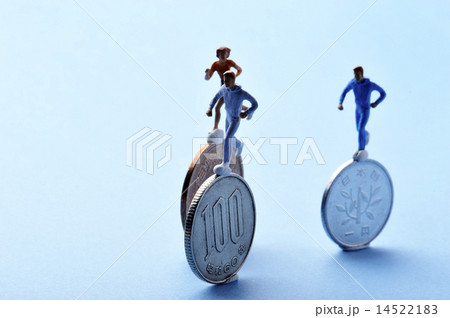 お金と急いで走っている人間 14522183