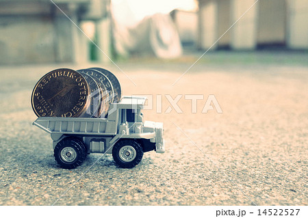 お金を乗せたトラック 14522527