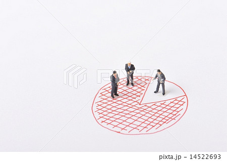 赤ペンで書かれたイラストのグラフと経営者 14522693