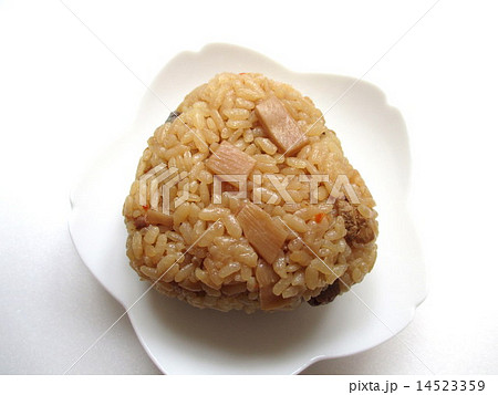 炊き込みごはんのおにぎり 14523359