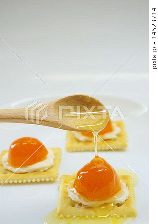 きんかんのシロップ煮を載せたクラッカー 14523714