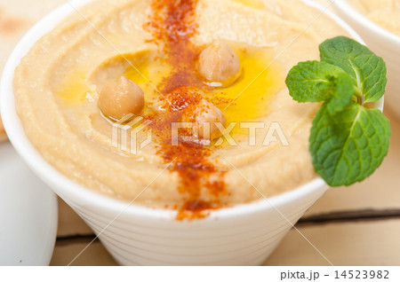 Hummus with pita bread 14523982