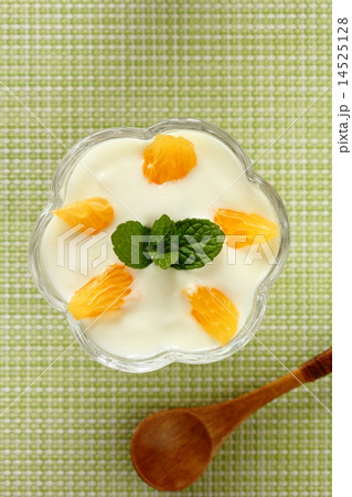 フルーツ入りヨーグルト 14525128