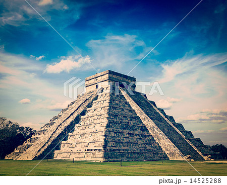 Mayan pyramid in Chichen-Itza, Mexico Mayan pyramid in Chichen-Itza, Mexico 14525288