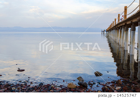 Quiet evening on the shore of the Gulf of Aqaba 14525747