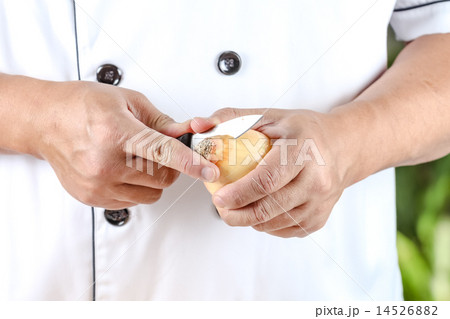 Chef peeling onions 14526882