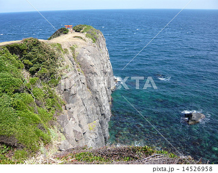 断崖絶壁の崖と赤い鳥居の写真素材