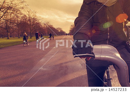 man riding a bicycle in Hyde Park in London, UK 14527233