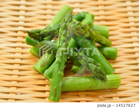 注意)湯気はレタッチ合成です。茹でたアスパラガスと、ざる。 注意)湯気はレタッチ合成です。茹でたアスパラガスと、ざる。 14527627