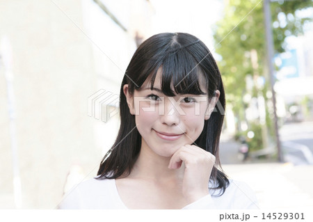 カメラ目線の可愛い笑顔の女性の写真素材