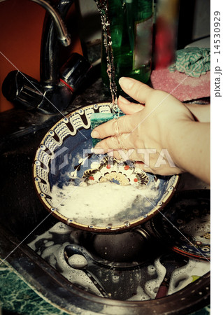 Retro photo housewife with washes ornamental dishes toned colorized photo Retro photo housewife with washes ornamental dishes toned colorized photo 14530929