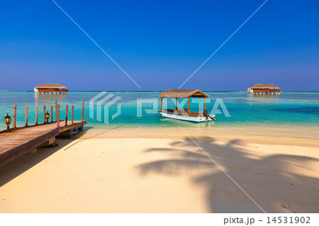 Boat and bungalow on Maldives island 14531902