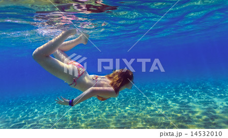 young girl underwater 14532010