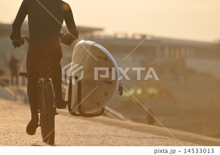 サーファーと自転車 サーファーと自転車 14533013