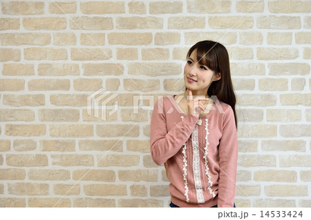 考える女性 14533424