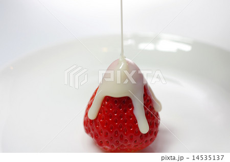 白い皿の真ん中に置かれたいちごにミルク 14535137