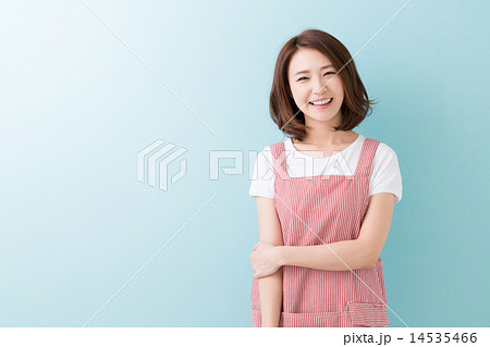 エプロン姿の女性 の写真素材