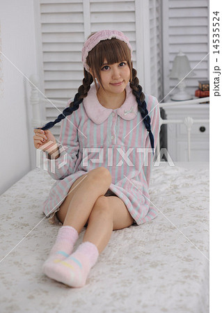 パジャマ姿で部屋にいる女性 パジャマ姿で部屋にいる女性 14535524