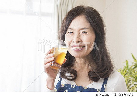 黒酢を飲む主婦 14536779
