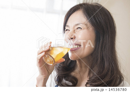 黒酢を飲む主婦 14536780