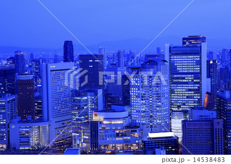 梅田スカイビルから望む大阪の夜景 14538483
