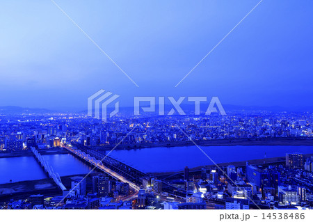 梅田スカイビルから望む大阪の夜景 14538486