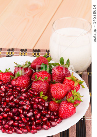 Fresh milk and strawberry 14538614