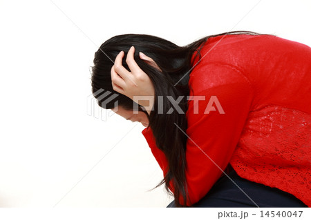 塞ぎ込む女性 14540047