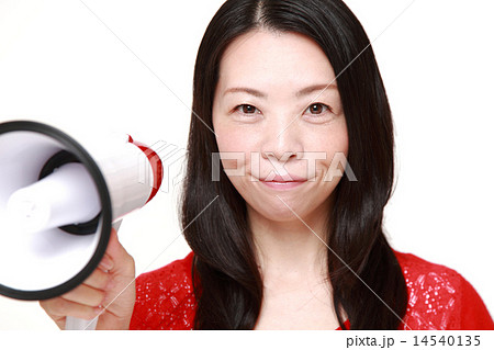 メガホンを持つ女性 14540135
