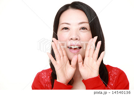 呼び掛ける女性 14540136