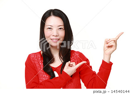 説明する女性 説明する女性 14540144