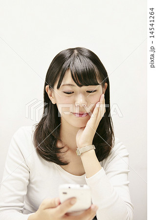 メールする女性 14541264
