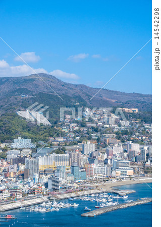 熱海の街並み【朝一の明るい時間帯】 14542298