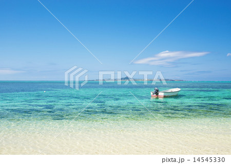 沖縄のビーチ・備瀬の浜・伊江島を望む 14545330