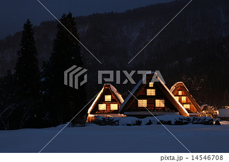 冬の合掌造り 14546708