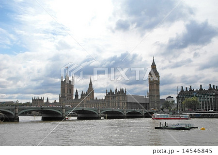 ロンドンのテムズ川沿いにあるウェストミンスター宮殿 ビッグベン イギリスの国会議事堂の写真素材