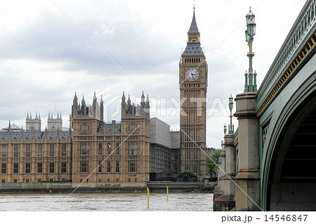 ロンドンのテムズ川沿いにあるウェストミンスター宮殿 ビッグベン イギリスの国会議事堂の写真素材